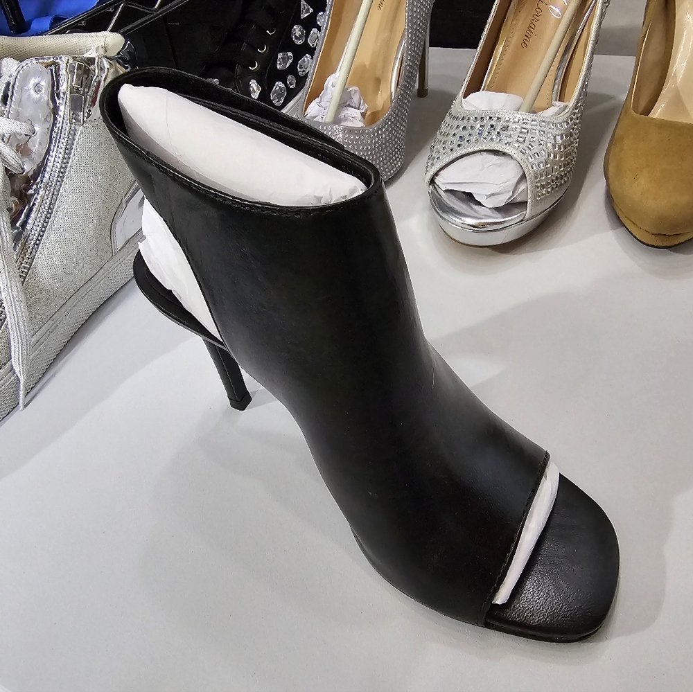 Vince Comuto Black Peep-Toe Ankle Boots